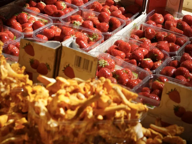 Barquettes de fraises et girolles sur un étal